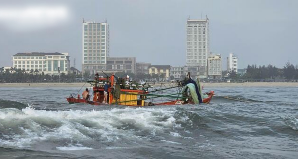 T&agrave;u c&aacute; gặp s&oacute;ng lớn đ&aacute;nh lật nghi&ecirc;ng khi v&agrave;o bờ ở Quảng Trị, t&igrave;nh h&igrave;nh hiện tại của 5 ngư d&acirc;n gặp nạn 