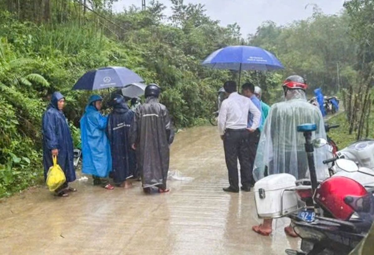 Tai nạn tr&ecirc;n đường đ&oacute;n con đi học về, người mẹ 25 tuổi ở Đ&agrave; Nẵng mất mạng chỉ v&igrave; một c&aacute;i &aacute;o mưa