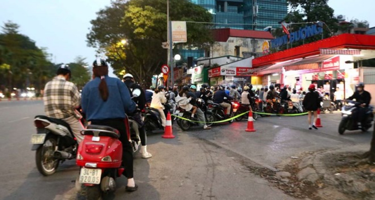 Thực trạng xe tải 4 ch&acirc;n xếp h&agrave;ng đổ dầu diesel tại nhiều tỉnh, cơ quan chức năng l&ecirc;n tiếng về nguồn cung xăng dầu