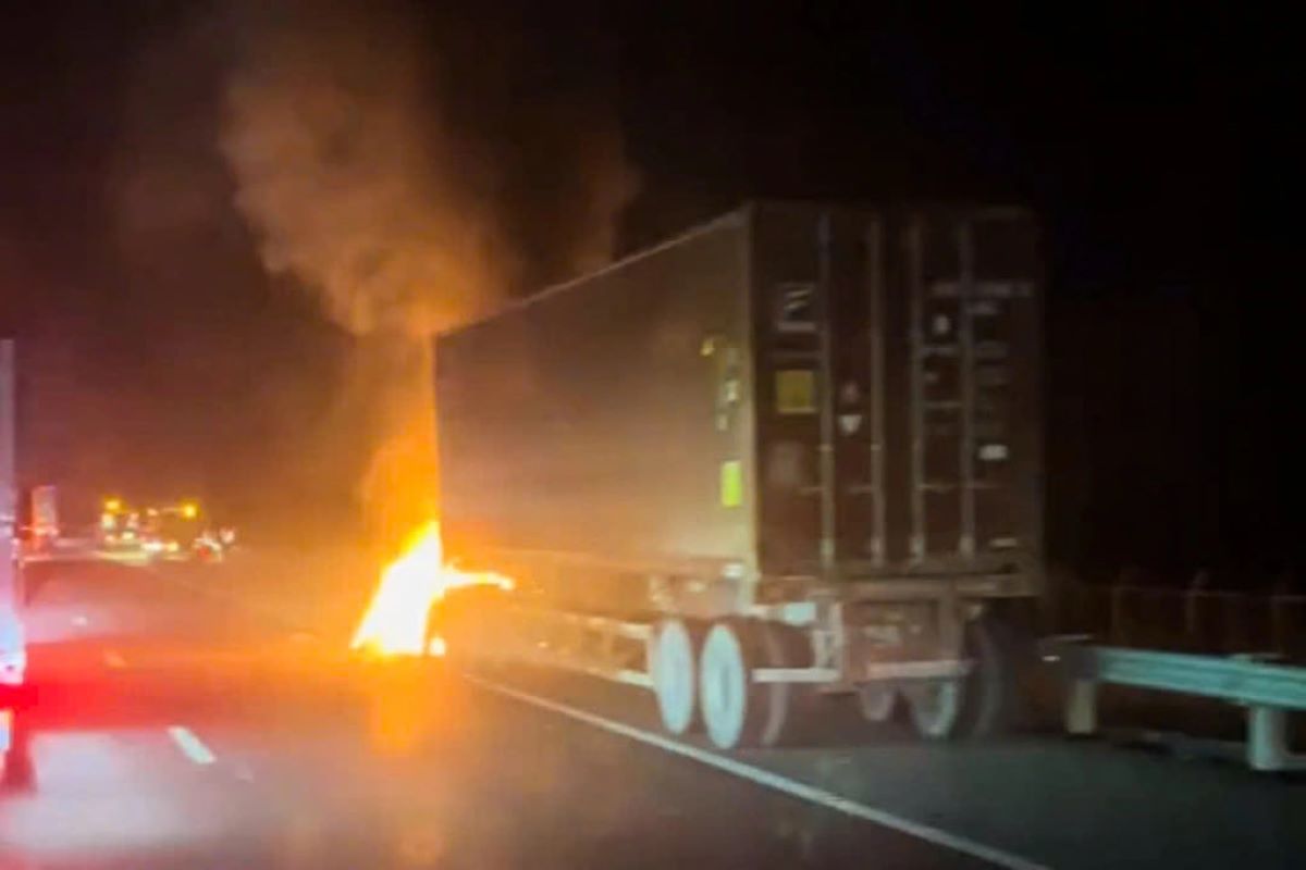 Hiện trường xe đầu k&eacute;o bốc ch&aacute;y ng&ugrave;n ngụt tr&ecirc;n cao tốc TPHCM &ndash; Trung Lương, đ&atilde; r&otilde; nguồn cơn