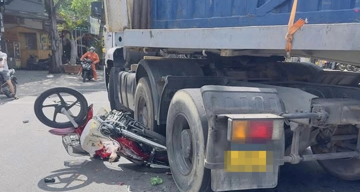 Hiện trường xe đầu k&eacute;o va chạm xe m&aacute;y ở TPHCM, danh t&iacute;nh cụ &ocirc;ng 71 tuổi tử vong sau tai nạn