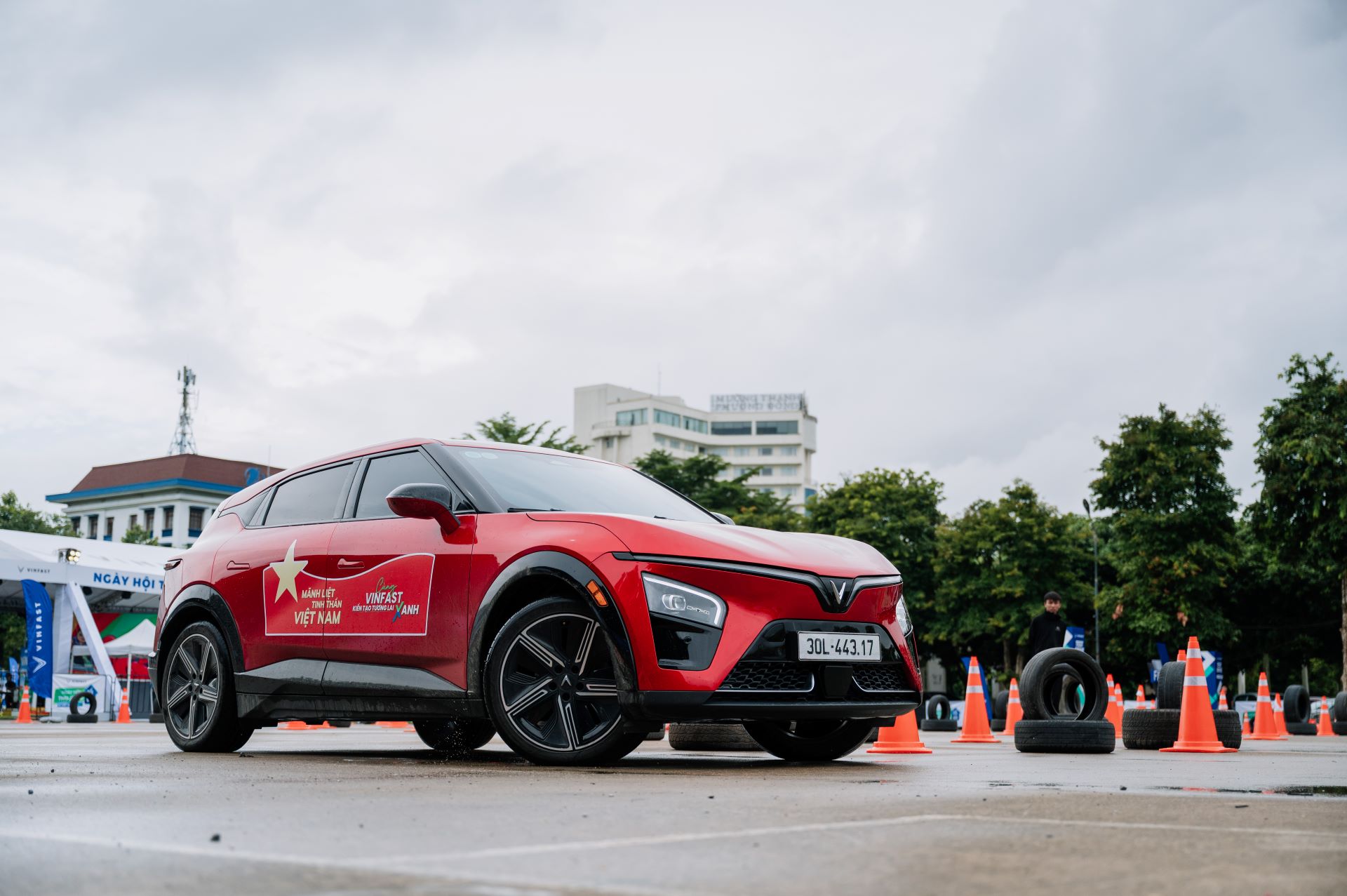 Người d&ugrave;ng Việt x&oacute;a nỗi lo xăng tăng gi&aacute;, khan h&agrave;ng nhờ sở hữu VinFast VF 7