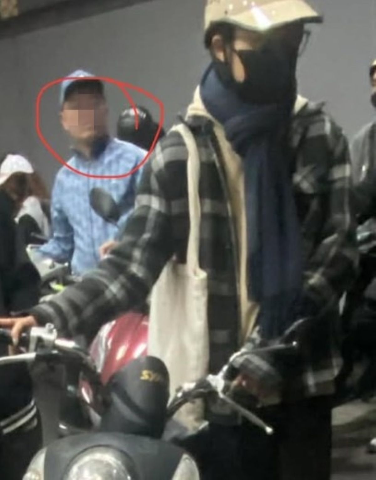 Thực hư vụ 1 thanh ni&ecirc;n bị hăm dọa, đ&aacute;nh v&agrave;o đầu trong l&uacute;c đợi đổ xăng ở c&acirc;y xăng Lạc Trung, H&agrave; Nội