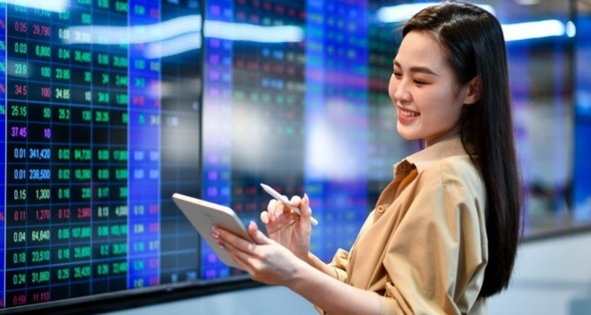 Phi&ecirc;n 11/3: VN-Index tăng mạnh nhất nửa năm sau c&uacute; giảm kỷ lục, điều g&igrave; k&eacute;o thị trường đi l&ecirc;n?