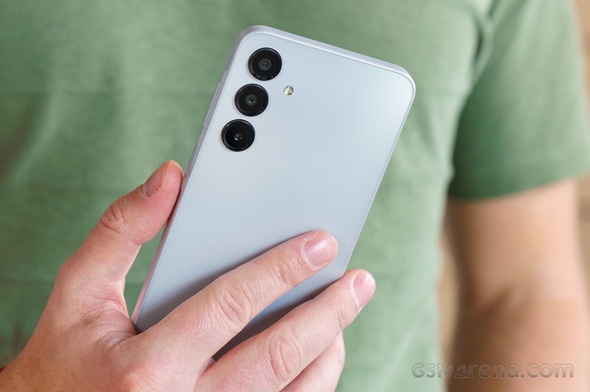 Gi&aacute; Galaxy A16 xả kho rẻ như b&egrave;o đầu th&aacute;ng 3, vua doanh số Android hơn 3 triệu m&agrave;n ăn đứt iPhone 17e