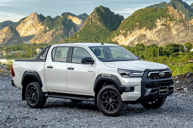 Điểm tin &ocirc; t&ocirc; 11/3: Toyota Hilux vượt Ford Ranger, Sportage bỏ m&aacute;y xăng, gi&aacute; xe Isuzu mới nhất