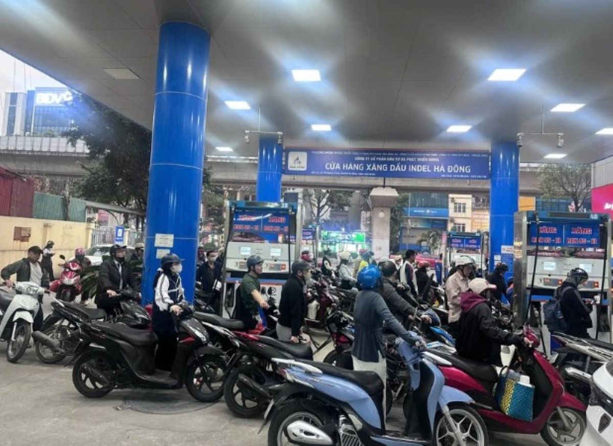 Xăng dầu tăng gi&aacute; trong đ&ecirc;m 10/3, nguồn kh&iacute; sản xuất điện cũng chịu &aacute;p lực khan hiếm