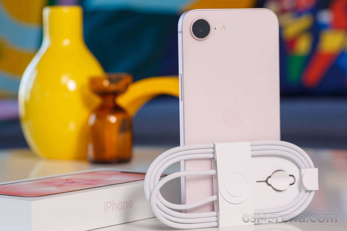 Mở hộp, đ&aacute;nh gi&aacute; nhanh iPhone 17e: Nhỏ gọn, c&oacute; MagSafe, chip mới, iPhone gi&aacute; rẻ cấu h&igrave;nh mạnh