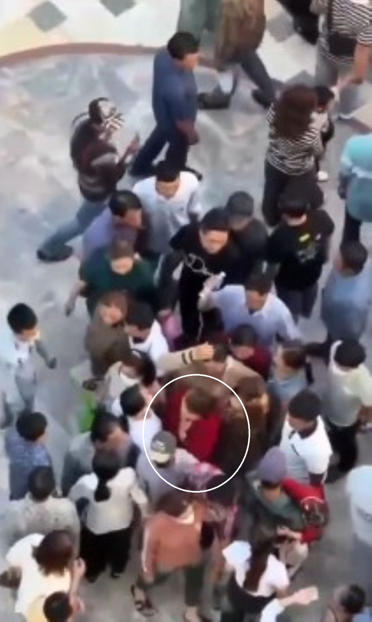 C&ocirc;ng an th&ocirc;ng b&aacute;o n&oacute;ng vụ người phụ nữ bị d&agrave;n cảnh giật d&acirc;y chuyền \'hội đồng\' tại Li&ecirc;n Hoa Bảo Th&aacute;p