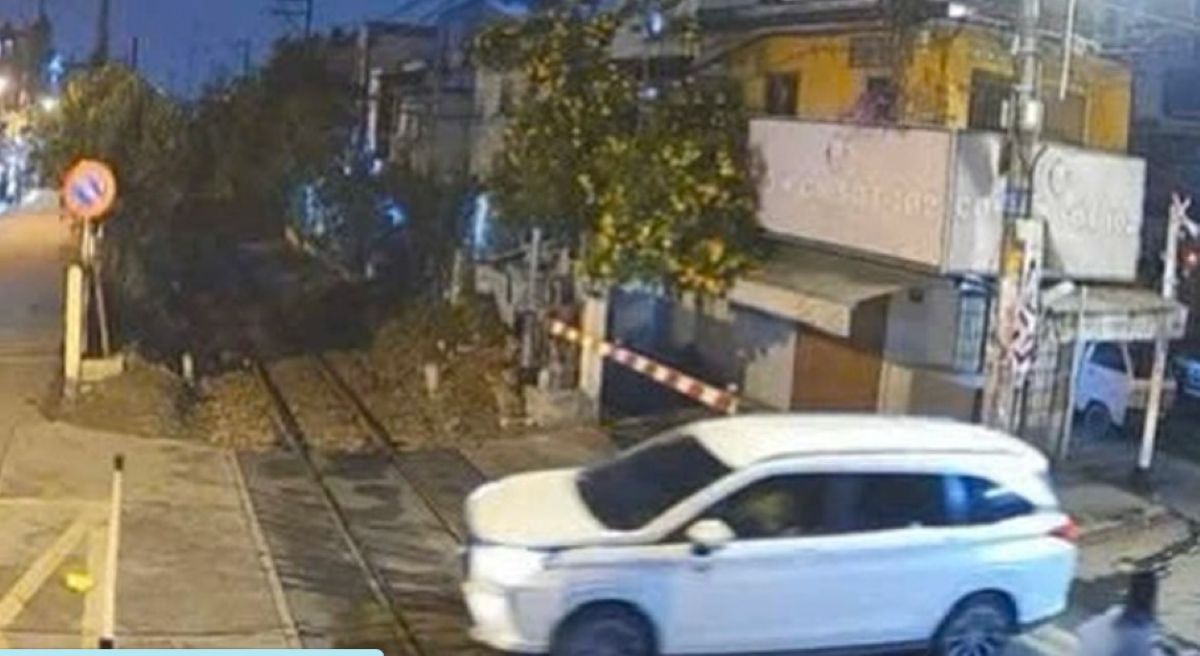 Gi&acirc;y ph&uacute;t t&agrave;i xế &ocirc; t&ocirc; cố t&igrave;nh vượt r&agrave;o chắn đường sắt ở TP.HCM, bất đ&egrave;n t&iacute;n hiệu cảnh b&aacute;o