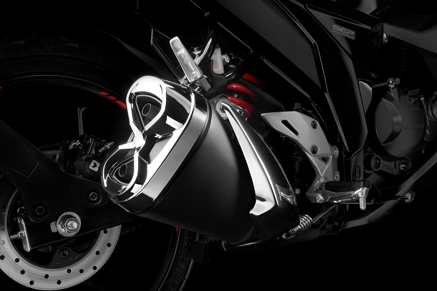 Suzuki ch&iacute;nh thức ra mắt &lsquo;vua c&ocirc;n tay&rsquo; 155cc mới gi&aacute; 68 triệu đồng: &Aacute;t v&iacute;a Honda Winner R v&agrave; Exciter ảnh 6