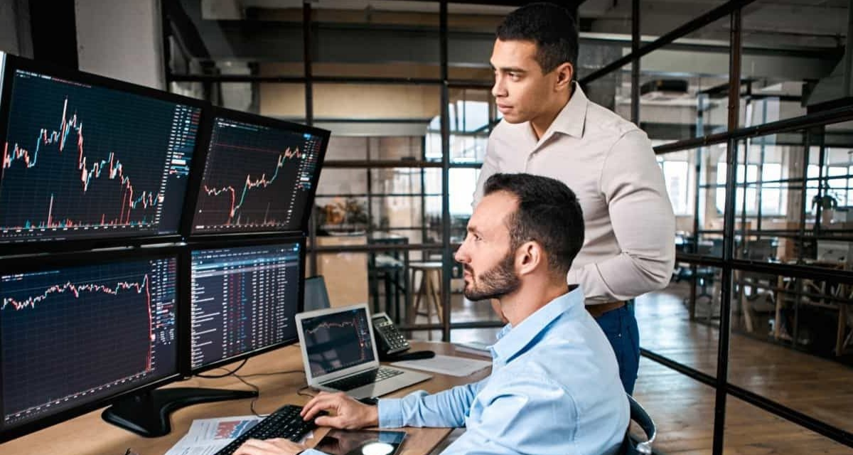 Khối ngoại xả r&ograve;ng nhiều m&atilde; lớn, bất ngờ chi gần 250 tỷ gom một cổ phiếu VN30