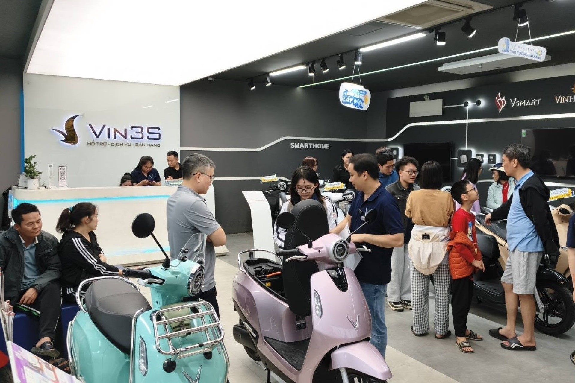 Kh&aacute;ch Việt tranh thủ chốt đơn xe m&aacute;y điện VinFast để &lsquo;sống khỏe&rsquo; trước cơn b&atilde;o gi&aacute; xăng dầu ảnh 1