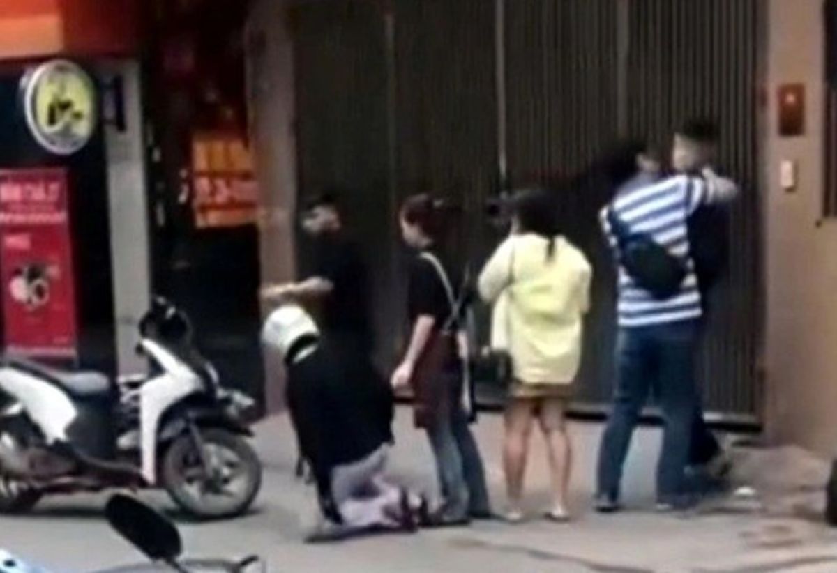 M&acirc;u thuẫn trong qu&aacute;n ăn ở Đ&igrave;nh Th&ocirc;n, nam thanh ni&ecirc;n bị h&agrave;nh hung: Lộ chi tiết gọi th&ecirc;m người tới