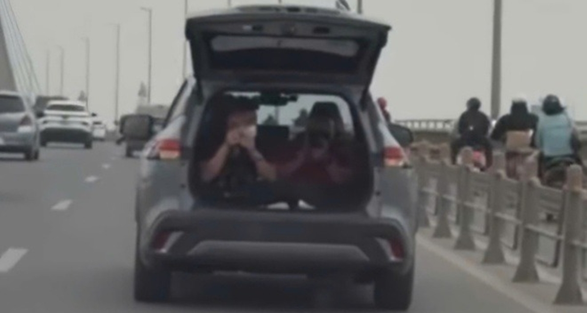 Danh t&iacute;nh t&agrave;i xế mở cốp xe, chở người trong khoang h&agrave;nh l&yacute; ở H&agrave; Nội, ch&iacute;nh thức nhận &aacute;n phạt