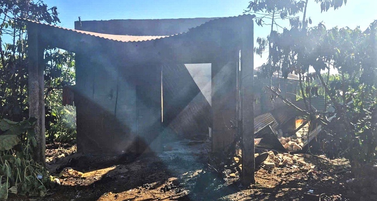 L&acirc;m Đồng: T&igrave;nh h&igrave;nh đ&ocirc;i vợ chồng ngh&egrave;o mắc kẹt trong căn nh&agrave; bốc ch&aacute;y trong vườn c&agrave; ph&ecirc;