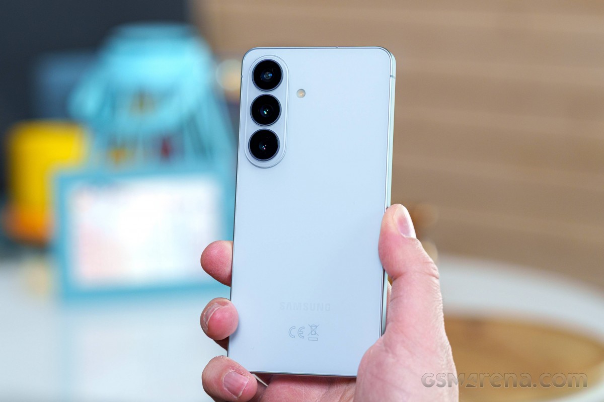 Gi&aacute; Galaxy S26 Plus mới nhất 16/3: Tung deal giảm khủng hơn 8 triệu, trang bị &aacute;p đảo iPhone 17