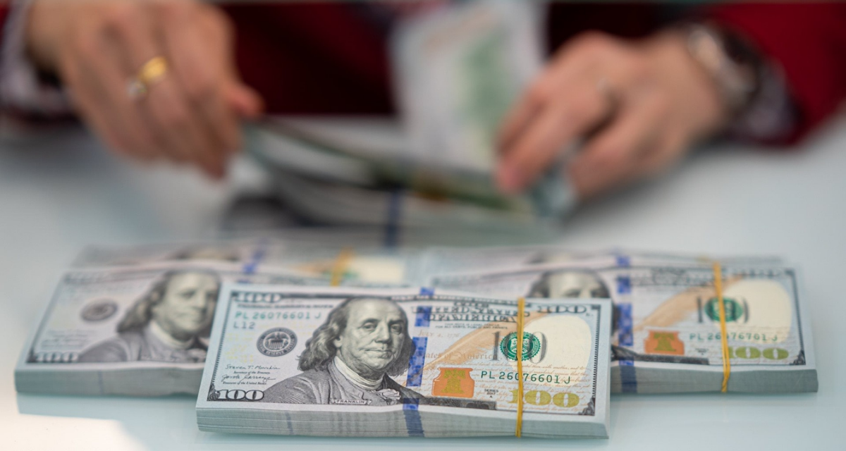 Gi&aacute; USD h&ocirc;m nay 17/3: USD thế giới hạ nhiệt, chợ đen vẫn &lsquo;leo thang&rsquo;