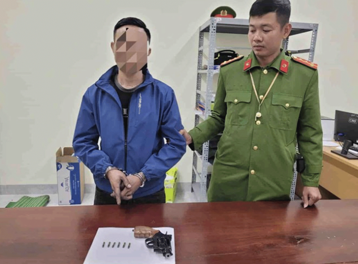 C&ocirc;ng an Quảng Ng&atilde;i th&ocirc;ng tin n&oacute;ng danh t&iacute;nh thanh ni&ecirc;n bị ph&aacute;t hiện đang giữ khẩu s&uacute;ng c&oacute; 6 vi&ecirc;n đạn