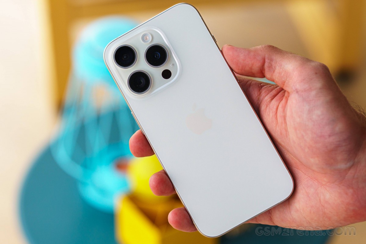 Đ&acirc;y l&agrave; iPhone Pro gi&aacute; rẻ từ 15 triệu, khung titan b&oacute;ng bẩy, 3 camera đa năng &lsquo;ăn đứt&rsquo; iPhone 17e