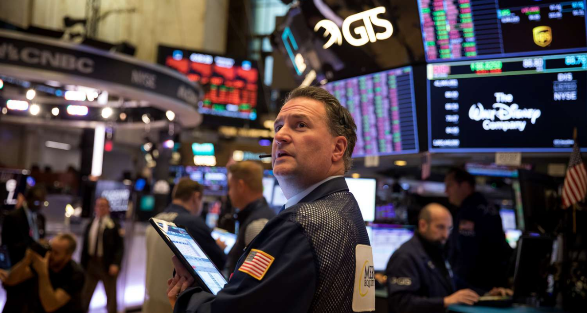 Dow Jones bật tăng giữa căng thẳng Trung Đ&ocirc;ng, d&ograve;ng tiền &lsquo;bắt đ&aacute;y&rsquo; trở lại