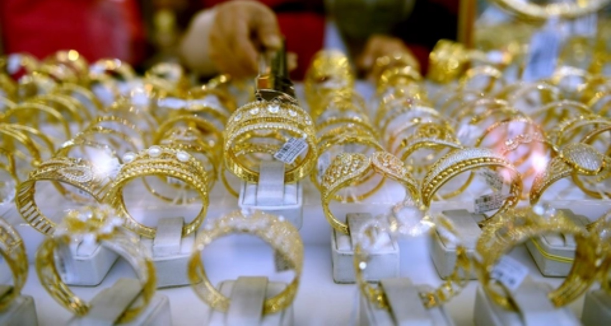 Gi&aacute; v&agrave;ng trưa 19/3 đồng loạt giảm, SJC v&agrave; v&agrave;ng nhẫn rời mốc cao, v&agrave;ng thế giới l&ugrave;i về 4.800 USD