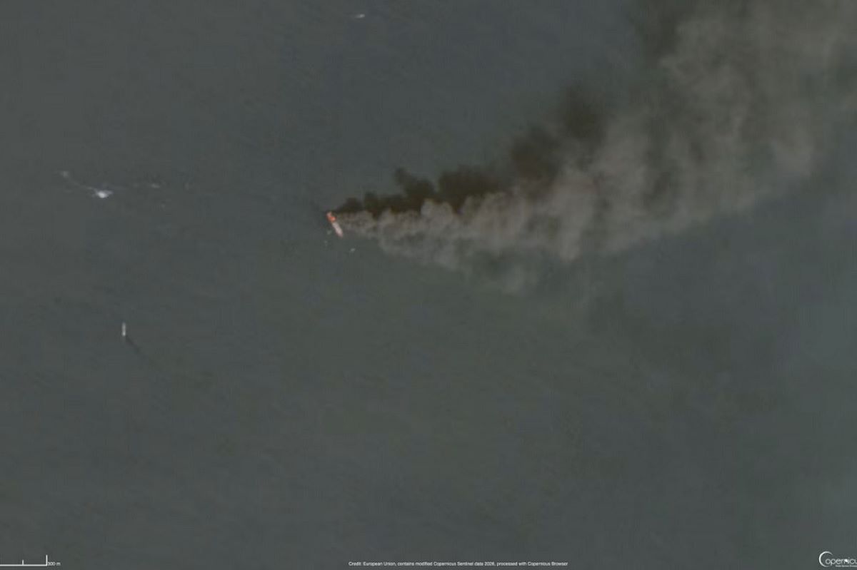 T&agrave;u h&agrave;ng ở eo biển Hormuz bị tấn c&ocirc;ng bốc kh&oacute;i đen kịt, Qatar trục xuất h&agrave;ng loạt quan chức Iran