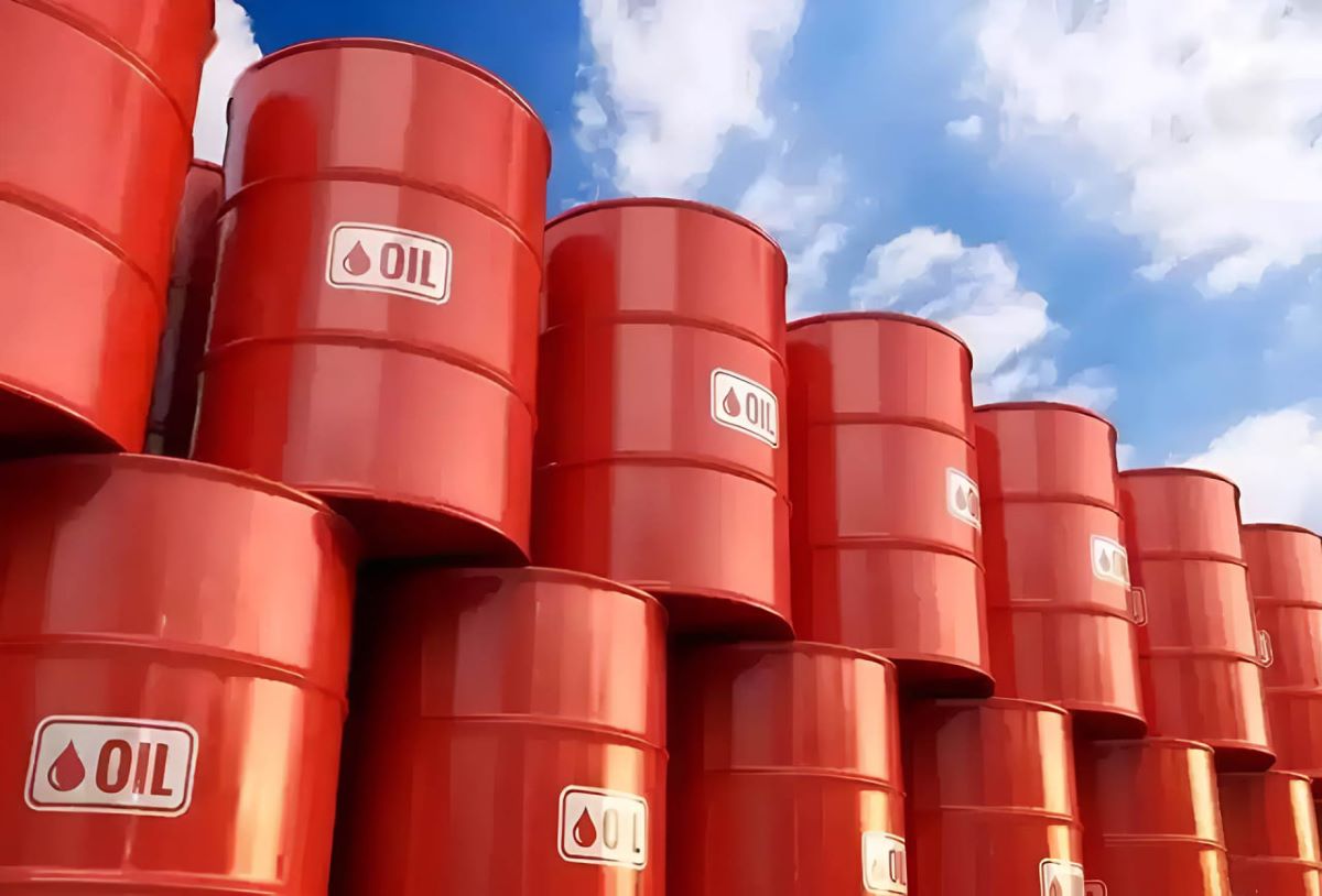 Mỹ bất ngờ &lsquo;th&aacute;o kho&aacute;n&rsquo; 152 triệu th&ugrave;ng dầu Nga: Thị trường xăng dầu thế giới hạ nhiệt