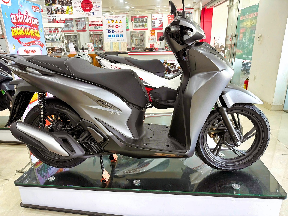 Tin xe m&aacute;y 19/3: Honda SH giảm gi&aacute; &lsquo;thủng đ&aacute;y&rsquo; tại đại l&yacute; giữa th&aacute;ng 3, d&acirc;n t&igrave;nh đổ x&ocirc; mua v&igrave; qu&aacute; rẻ