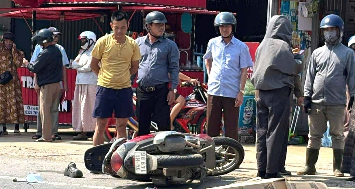 Quảng Trị: Nữ kế to&aacute;n thiệt mạng sau va chạm với xe đầu k&eacute;o, để lại 3 con thơ bơ vơ