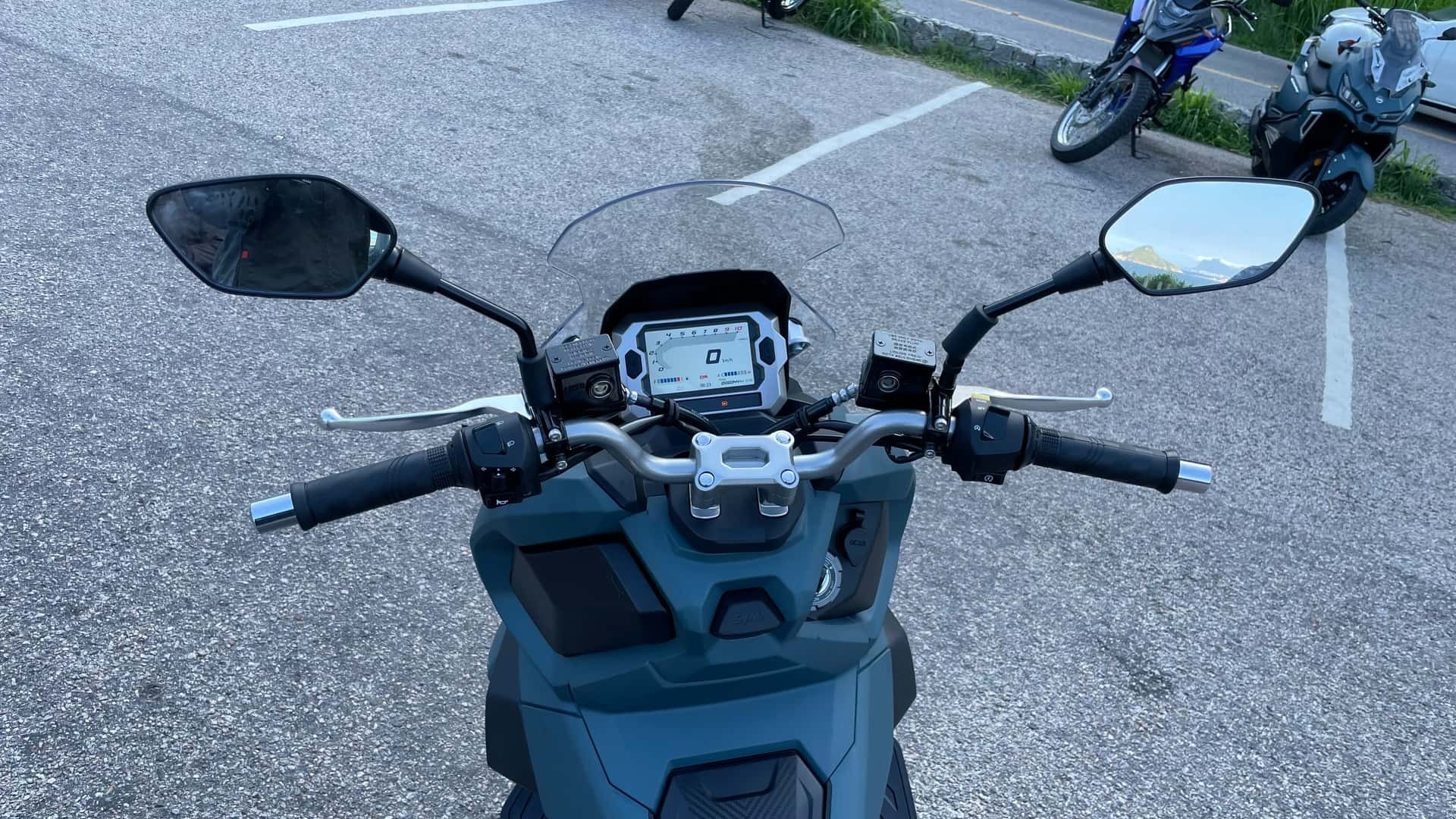 &lsquo;Kỳ ph&ugrave;ng địch thủ&rsquo; của Honda ADV 160 ch&iacute;nh thức ra mắt với gi&aacute; cạnh tranh, c&oacute; ABS v&agrave; TCS như SH ảnh 5