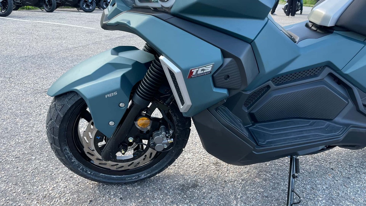 &lsquo;Kỳ ph&ugrave;ng địch thủ&rsquo; của Honda ADV 160 ch&iacute;nh thức ra mắt với gi&aacute; cạnh tranh, c&oacute; ABS v&agrave; TCS như SH