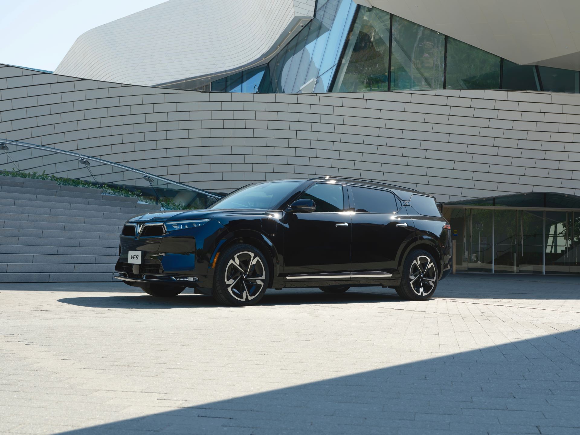 3 l&yacute; do người d&ugrave;ng gọi VinFast VF 9 l&agrave; 'mẫu xe hưởng thụ': Kh&ocirc;ng gian chủ tịch, c&ocirc;ng nghệ 'đầy khoang', chi ph&iacute; tối ưu ảnh 1