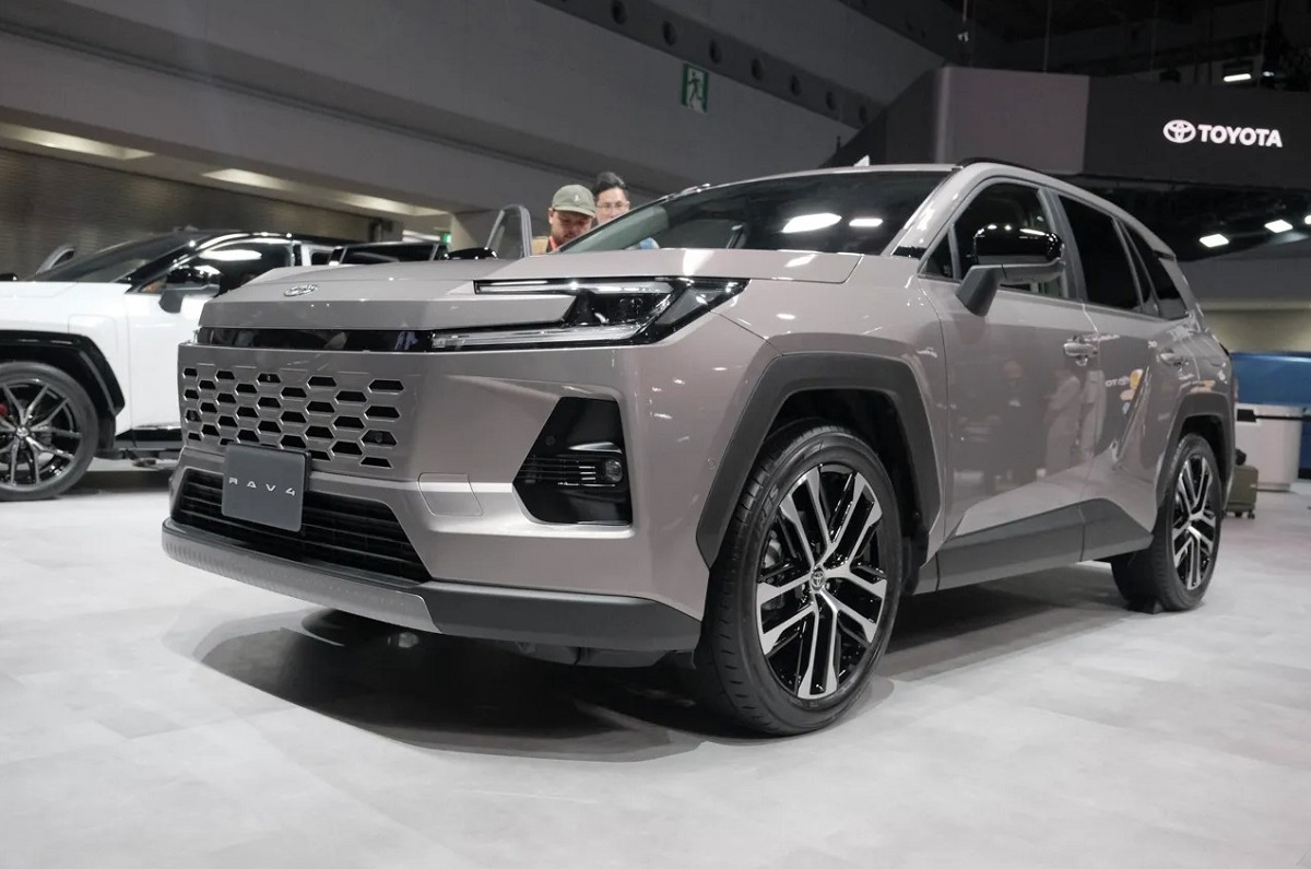 Toyota ch&iacute;nh thức ra mắt mẫu SUV cỡ C Hybrid mới gi&aacute; 840 triệu đồng: Rẻ hơn Mazda CX-5 v&agrave; Honda CR-V