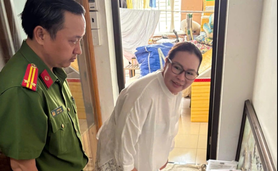 Cận cảnh căn nh&agrave; của vợ cố NS Qu&yacute; B&igrave;nh  bị bắt v&igrave; bị tố lừa đảo 131 tỷ: C&ocirc;ng an ph&aacute;t hiện loạt chứng cứ \'kh&oacute; chối c&atilde;i\'