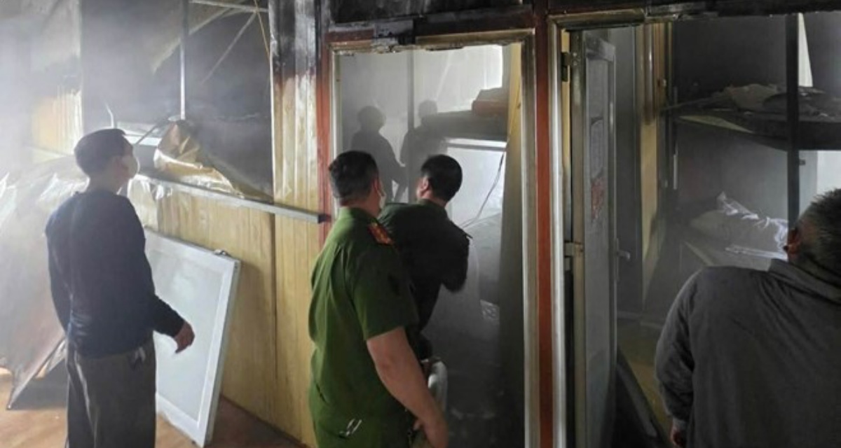 Hiện trường ch&aacute;y nh&agrave; nghỉ tại M&egrave;o Vạc, Tuy&ecirc;n Quang, t&igrave;nh h&igrave;nh 95 du kh&aacute;ch lưu tr&uacute; b&ecirc;n trong