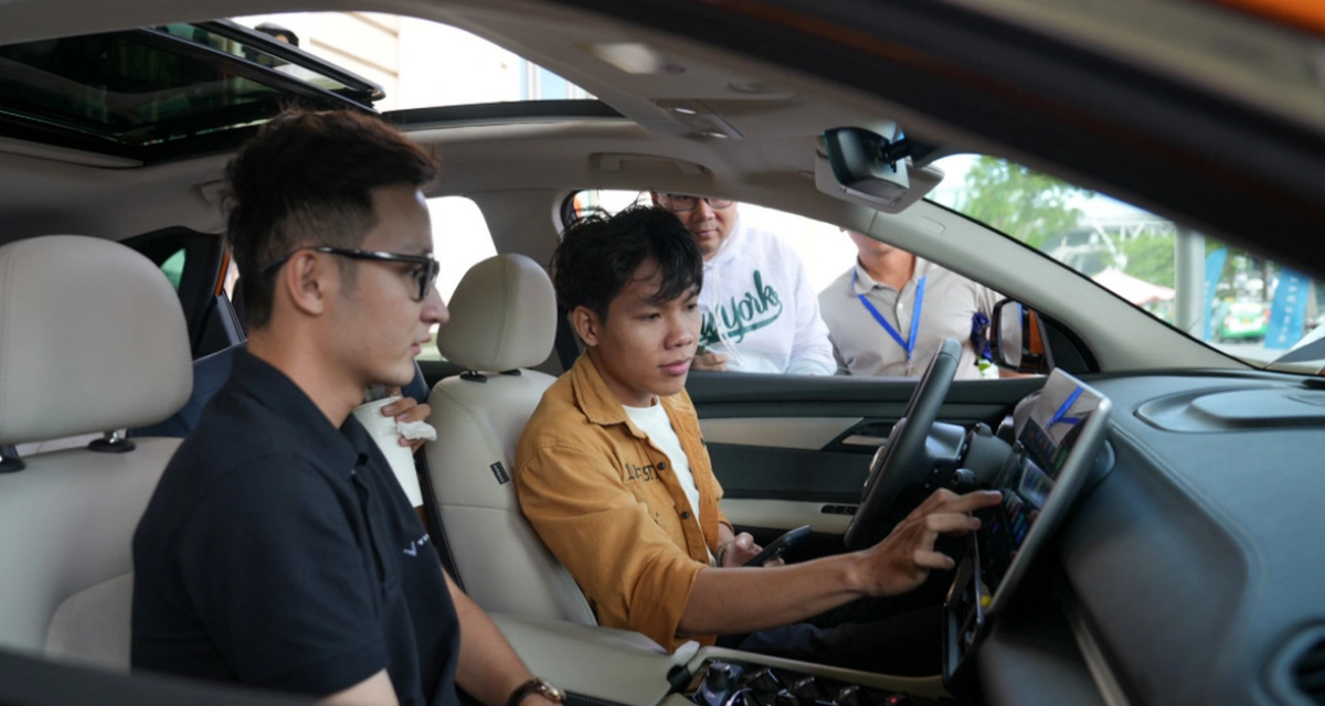 Cuối tuần n&agrave;y, trải nghiệm l&aacute;i &ocirc; t&ocirc; điện VinFast với loạt ưu đ&atilde;i hấp dẫn