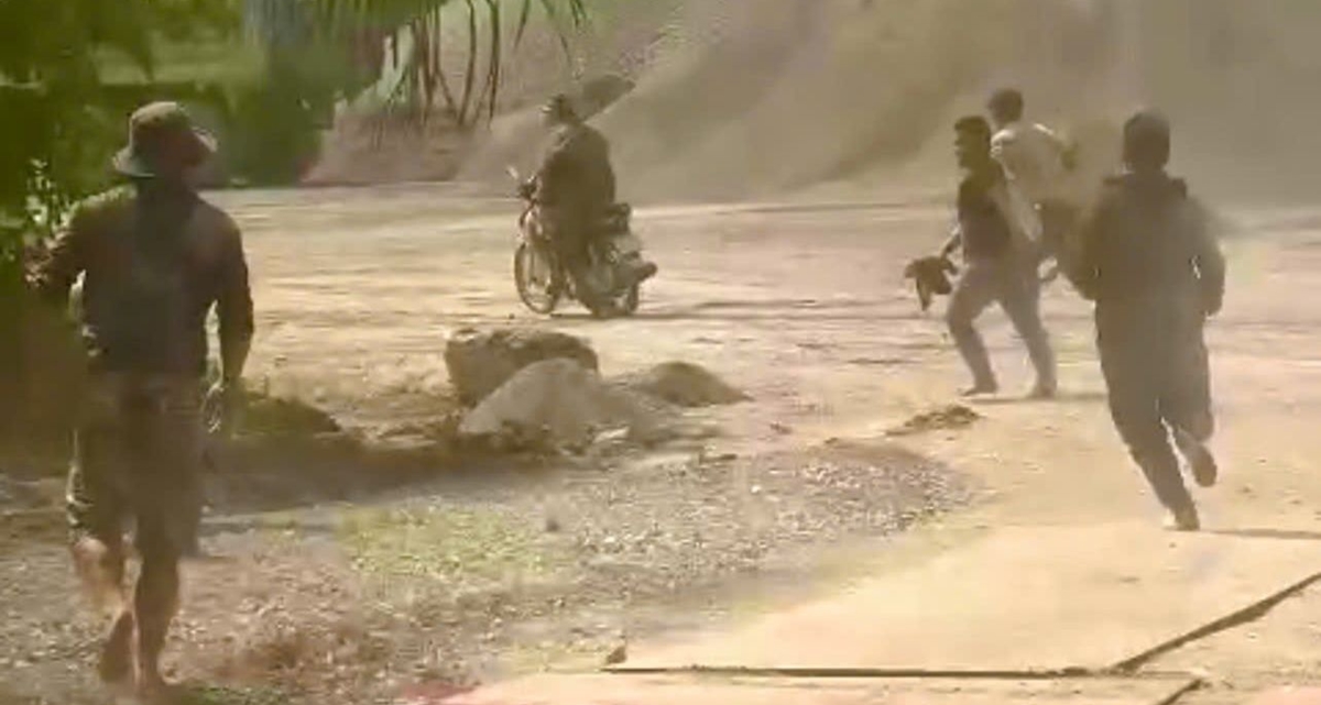 TP HCM: Lời khai nh&oacute;m thanh ni&ecirc;n v&aacute;c hung kh&iacute; rượt đuổi, ch&eacute;m nhau ở b&atilde;i đ&aacute; Miền Đ&ocirc;ng