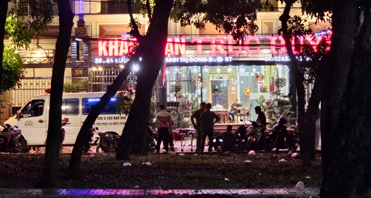 Hiện trường người nước ngo&agrave;i tử vong trong kh&aacute;ch sạn tại TP.HCM, c&ocirc;ng an phong tỏa hiện trường điều tra nguy&ecirc;n nh&acirc;n