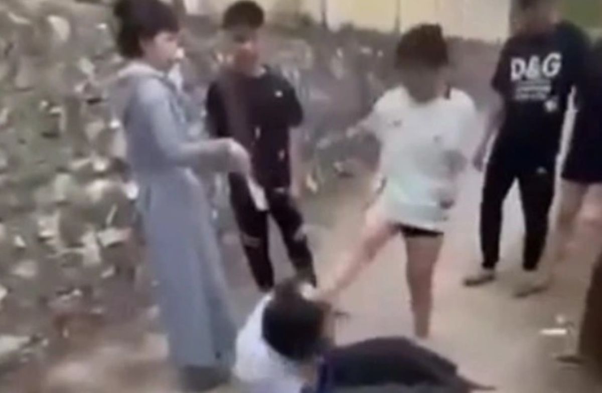 Thanh H&oacute;a: X&ocirc;n xao vụ nữ sinh bị đ&aacute;nh hội đồng đến bất tỉnh, lộ th&aacute;i độ kh&oacute; hiểu của người đứng xem