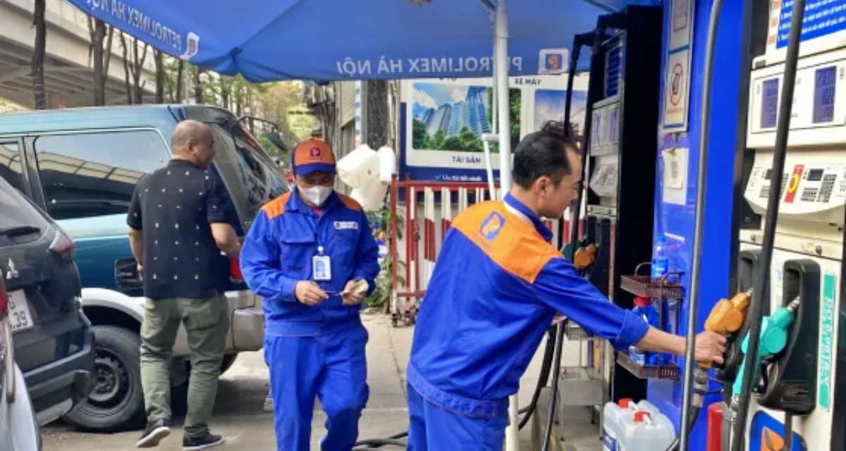 Xung đột Trung Đ&ocirc;ng t&aacute;c động thị trường dầu, nguồn cung bị siết, gi&aacute; kh&oacute; giảm