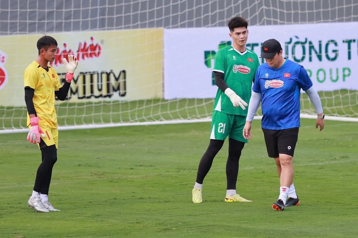 HLV Kim Sang Sik \'x&acirc;y nh&agrave; từ m&oacute;ng\', sao U19 bất ngờ nhận đặc quyền ở ĐT Việt Nam