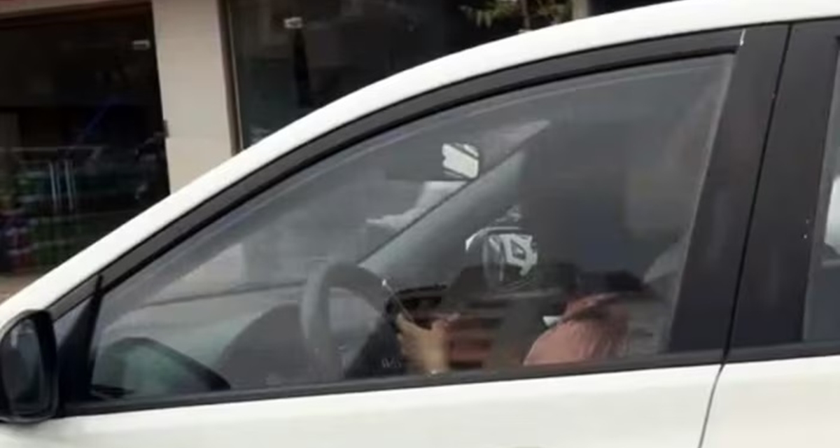 Xử phạt nữ t&agrave;i xế bu&ocirc;ng v&ocirc; lăng để mặc &ocirc; t&ocirc; chạy, d&ugrave;ng 2 tay bấm điện thoại ở H&agrave; Nội