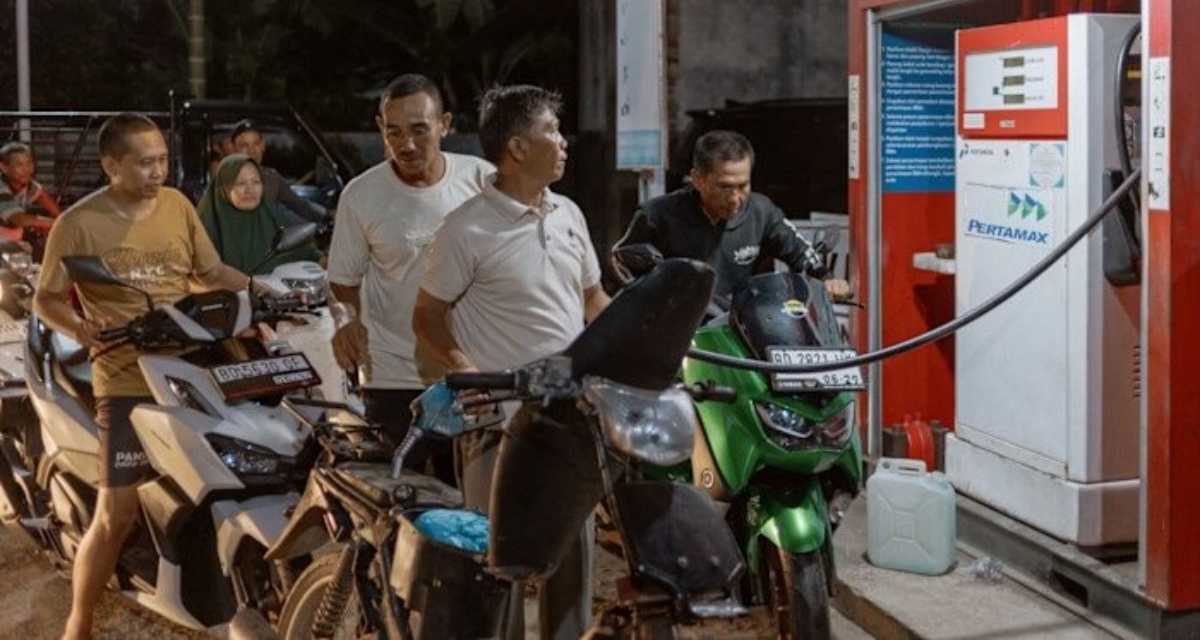 Một nước l&aacute;ng giềng Việt Nam chỉ c&ograve;n xăng dầu đủ d&ugrave;ng trong 25 ng&agrave;y: Nguy cơ thiếu nhi&ecirc;n liệu khi gi&aacute; dầu vượt mốc