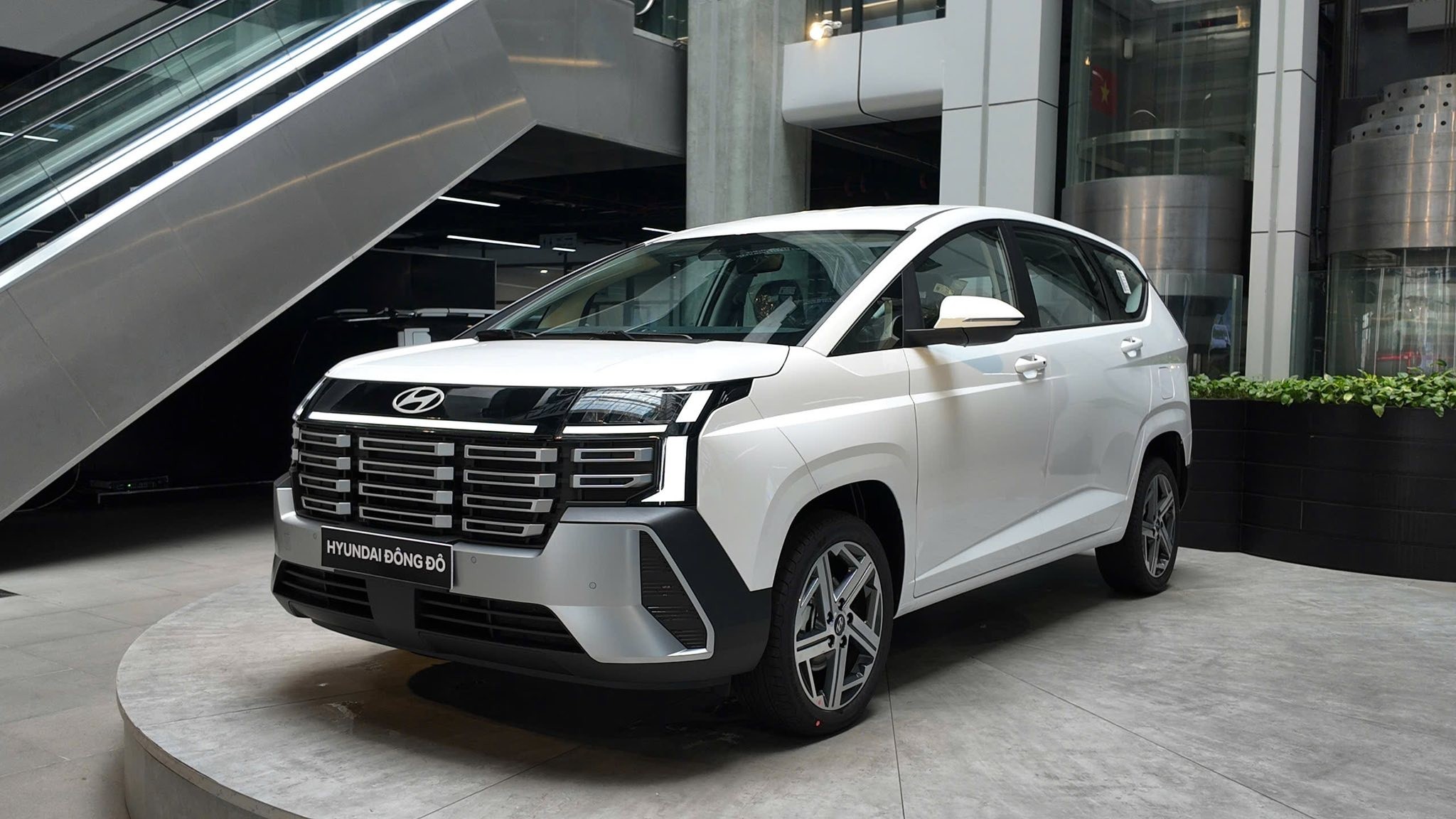 Mẫu MPV 7 chỗ mới của Hyundai về đại l&yacute; Việt với gi&aacute; 489 triệu đồng, quyết chiến Mitsubishi Xpander ảnh 3