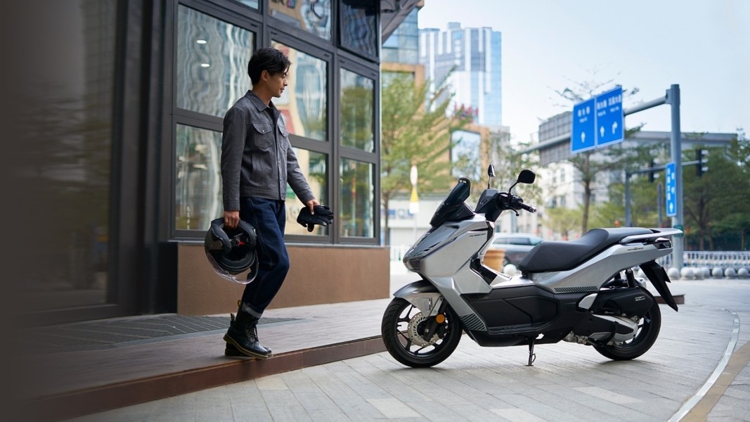 Tin xe trưa 23/3: Honda ch&iacute;nh thức ra mắt &lsquo;kẻ thay thế&rsquo; Air Blade gi&aacute; 59 triệu đồng, trang bị như SH ảnh 1