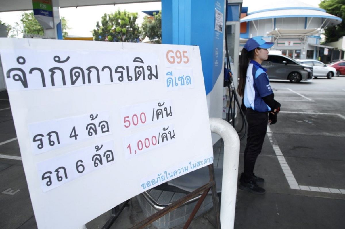 Một quốc gia ở Đ&ocirc;ng Nam &Aacute; thiếu hụt xăng dầu nghi&ecirc;m trọng, người d&acirc;n xếp h&agrave;ng d&agrave;i chờ nhi&ecirc;n liệu