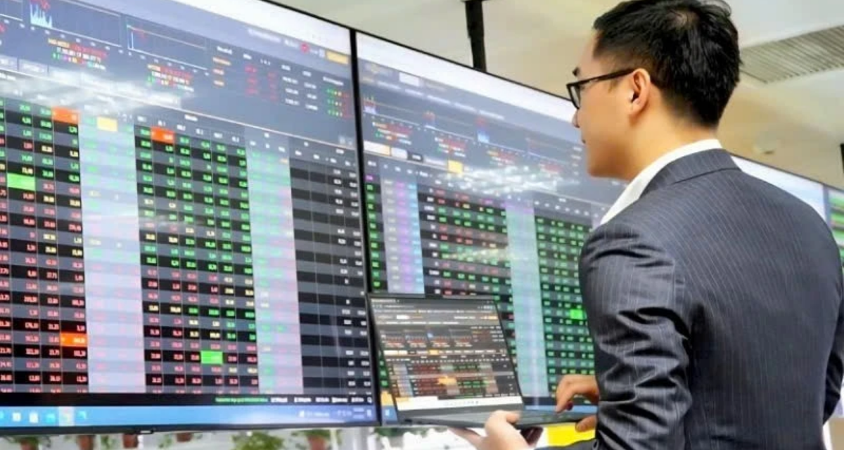 Phi&ecirc;n 24/3: D&ograve;ng tiền bắt đ&aacute;y k&eacute;o VN-Index lấy lại mốc 1.600 điểm