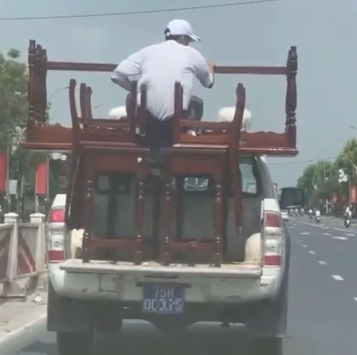 Xe b&aacute;n tải biển xanh chở người \'đu\' sau th&ugrave;ng g&acirc;y x&ocirc;n xao: C&ocirc;ng an v&agrave;o cuộc t&igrave;m ra nguy&ecirc;n nh&acirc;n