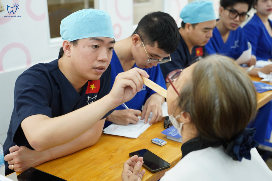 B&aacute;c sĩ Nha Khoa Quốc Tế S&agrave;i G&ograve;n lan tỏa y đức thiện nguyện